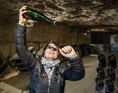 La viticultrice Laure Carême montrant un vin fine bulle de Vouvray