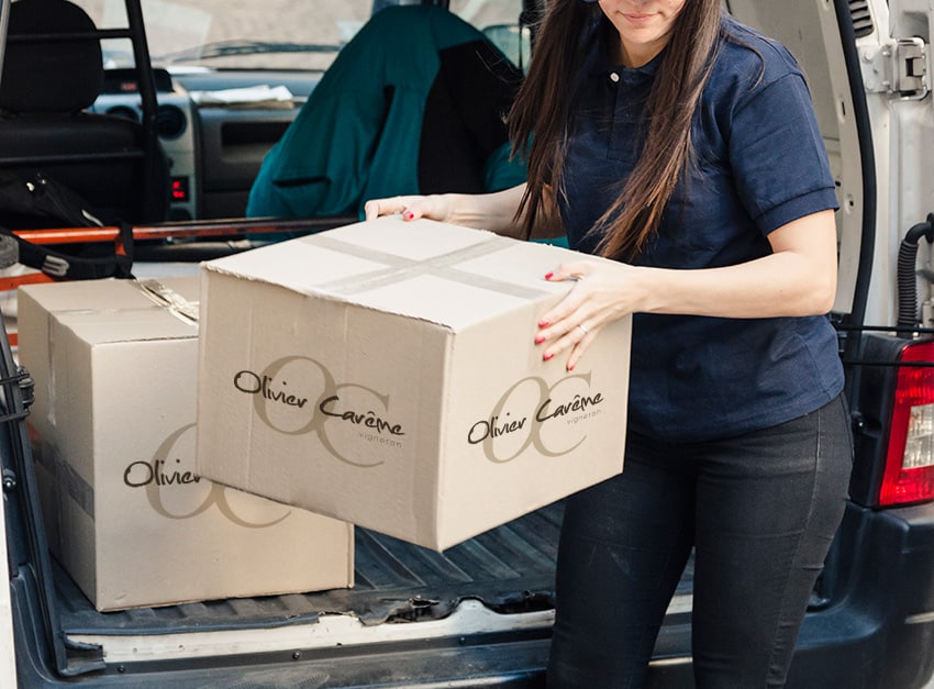 Livreuse portant un carton de vin Carême