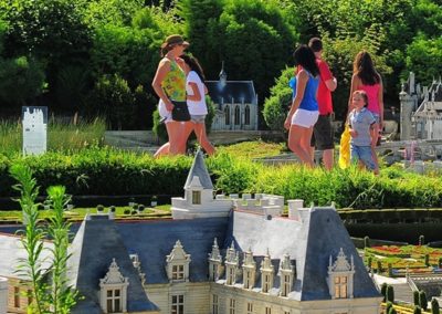 Touristes visitant le Parc des mini Châteaux